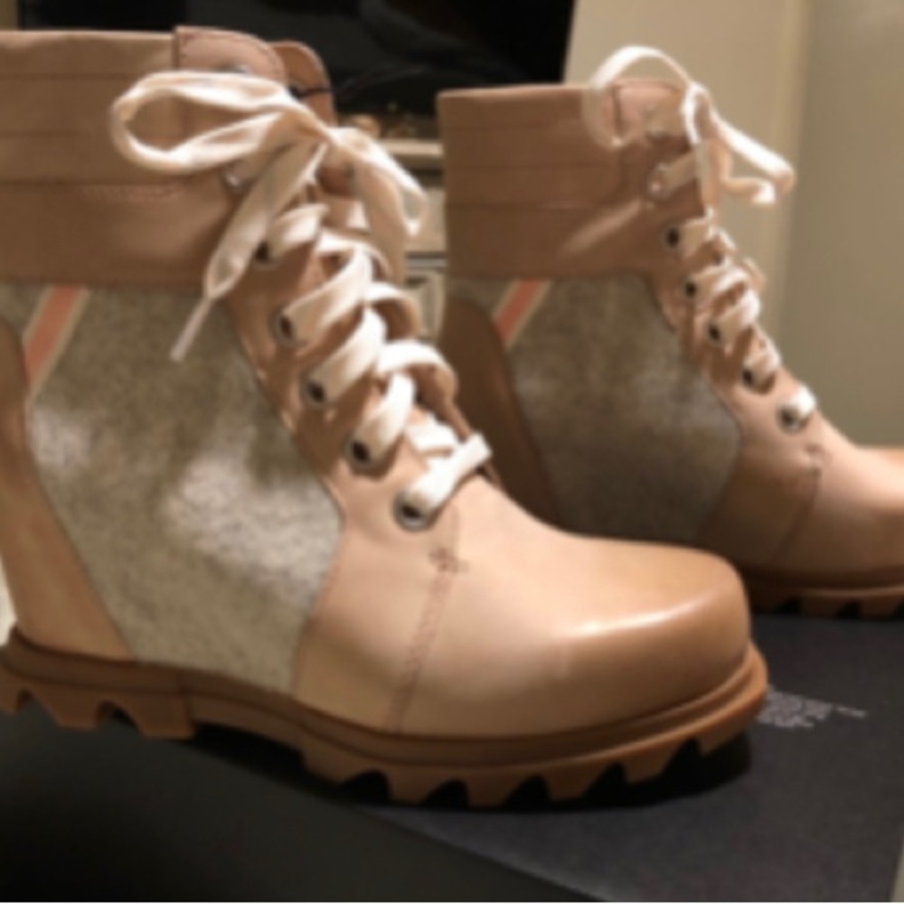 WOMEN'S JOAN OF ARCTIC WEDGE III LEXIE BOOTIE. NiB. Size 9. Hard to find.
